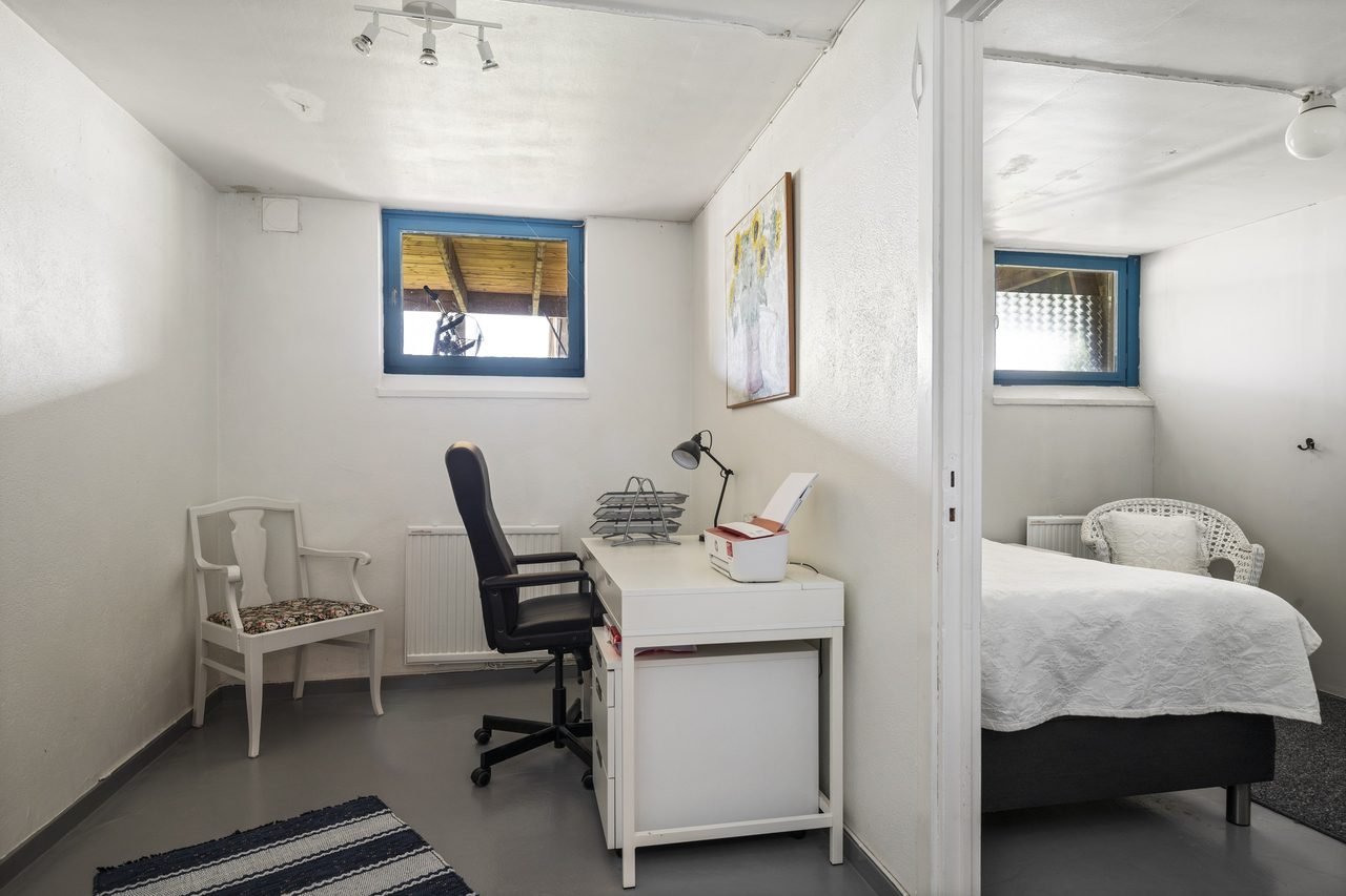 Sovrum och kontor i källaren