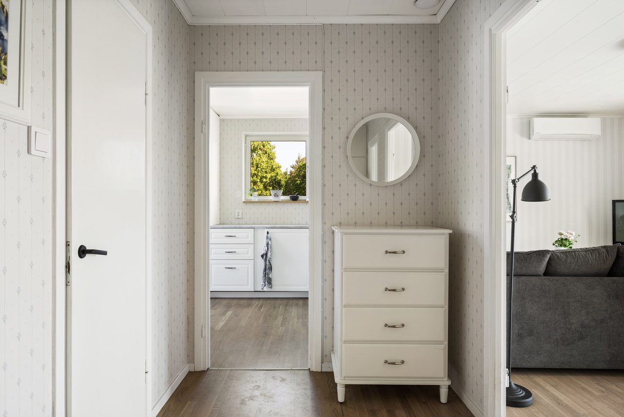 Hall med vy mot kök