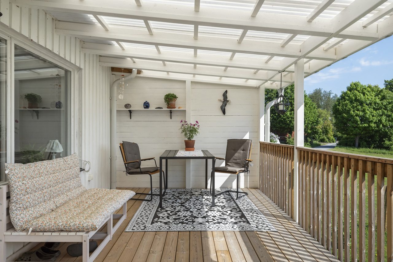 Skön plats på altan under tak