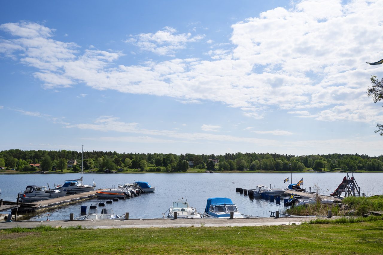 Båtbryggor och båtplats som ingår