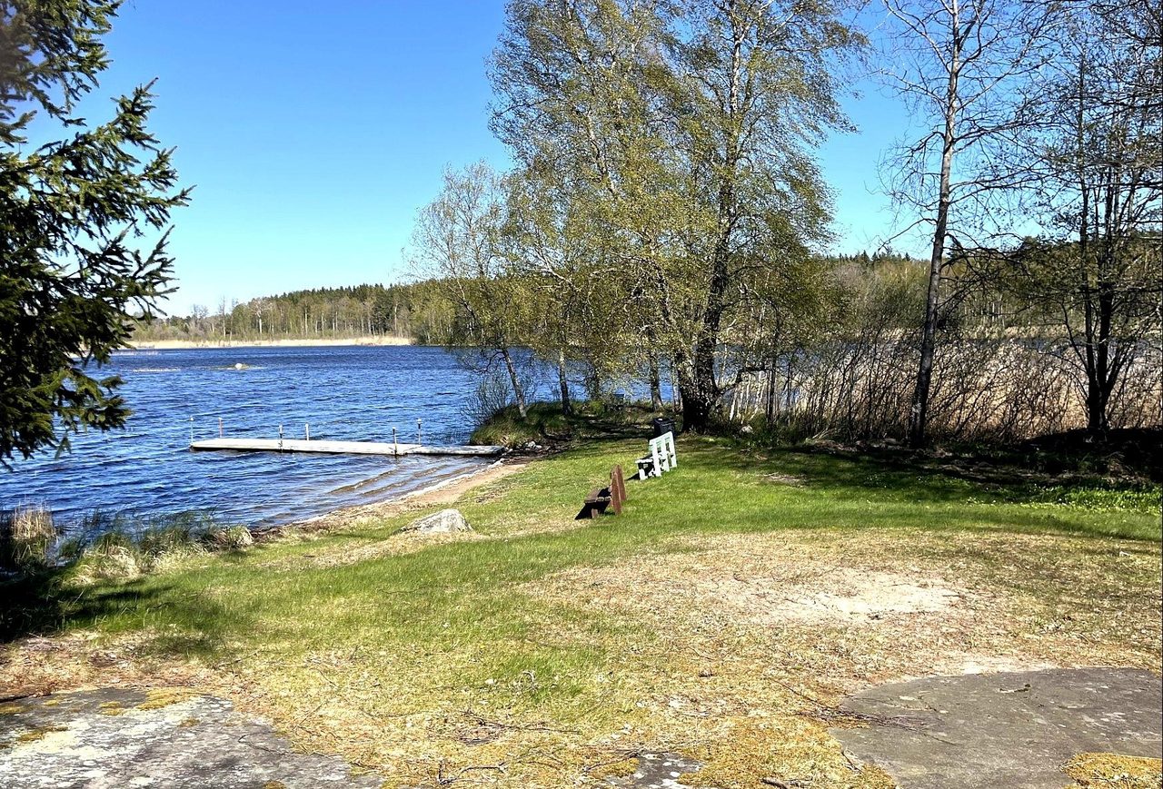 Sandstrand och brygga