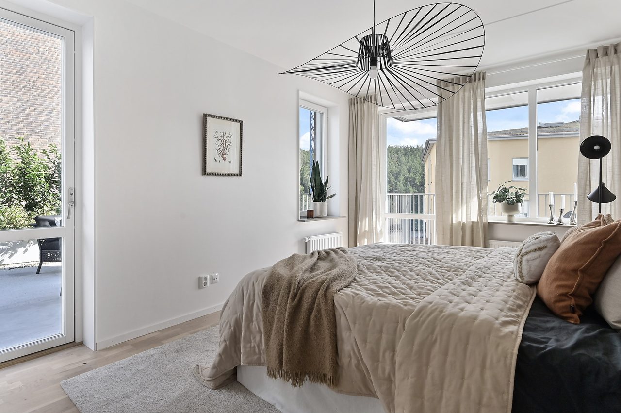 Sovrum med access till uteplats och balkong