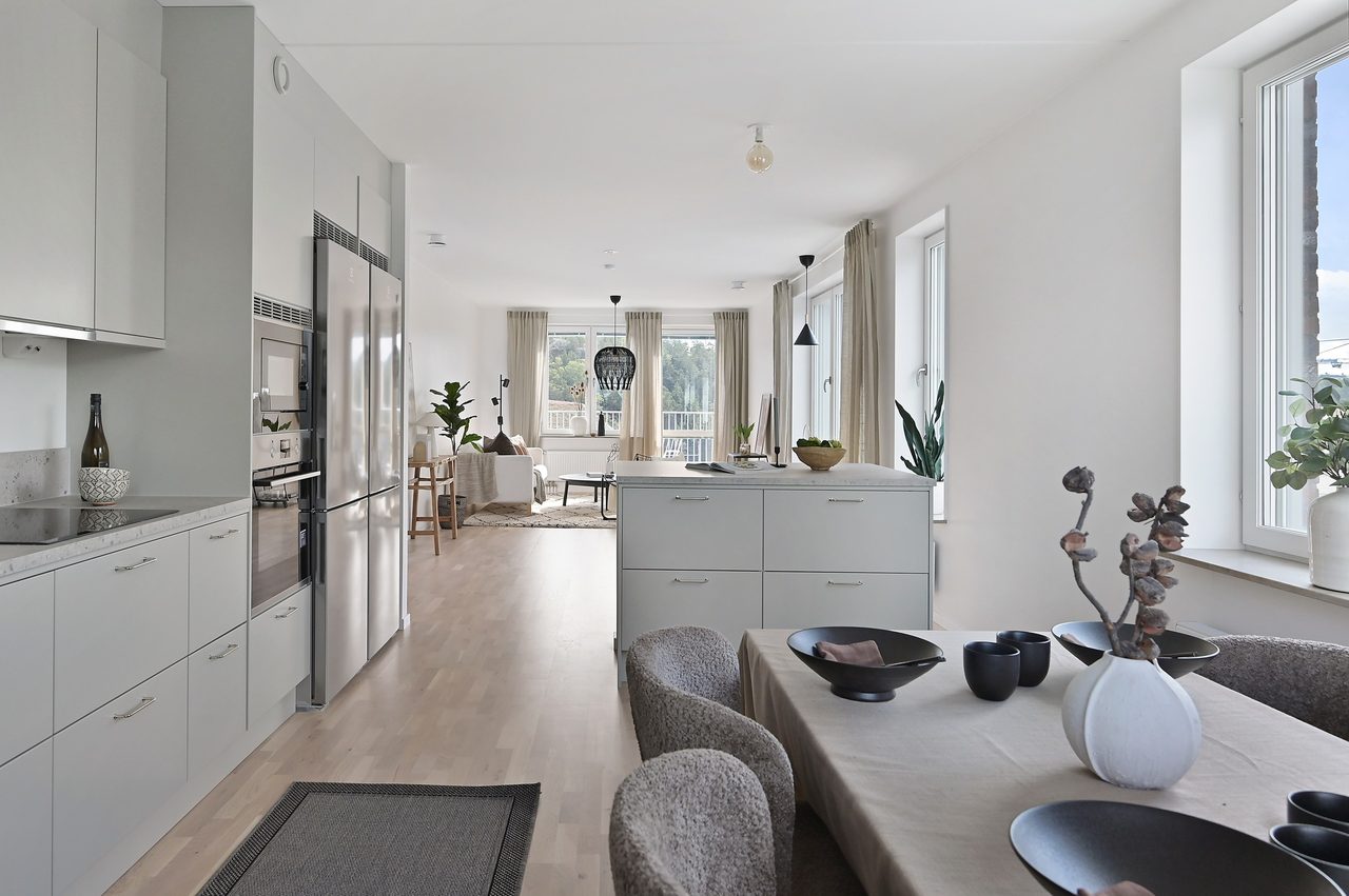 Kök och vardagsrum i öppen planlösning