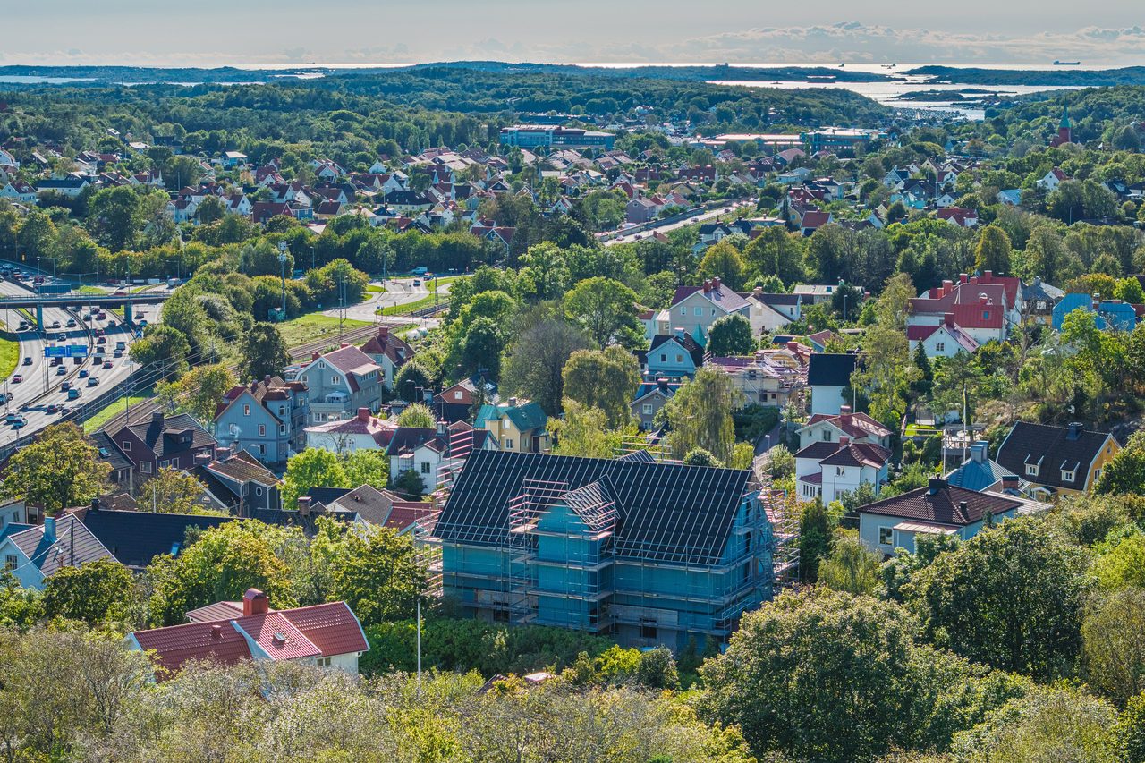 Nära stad, hav och natur