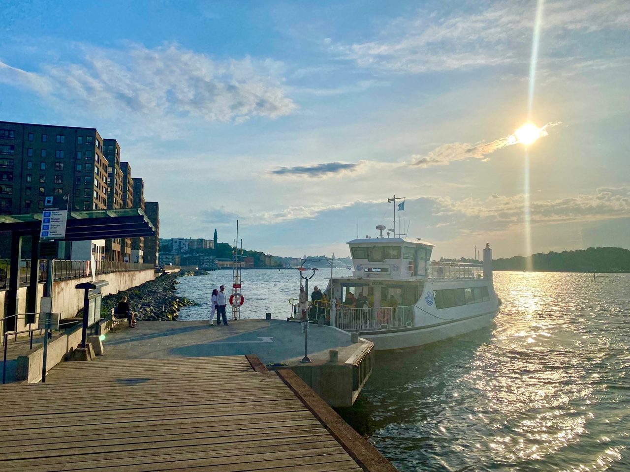 Njut av båtturen på såväl kväll som dag