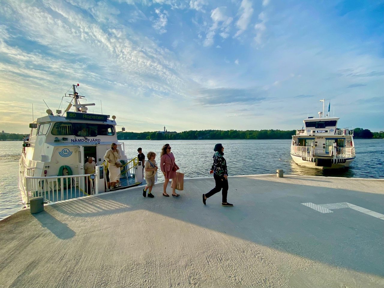 Med båten tar du dig enkelt till såväl nybroplan som Djurgården och Lidingö