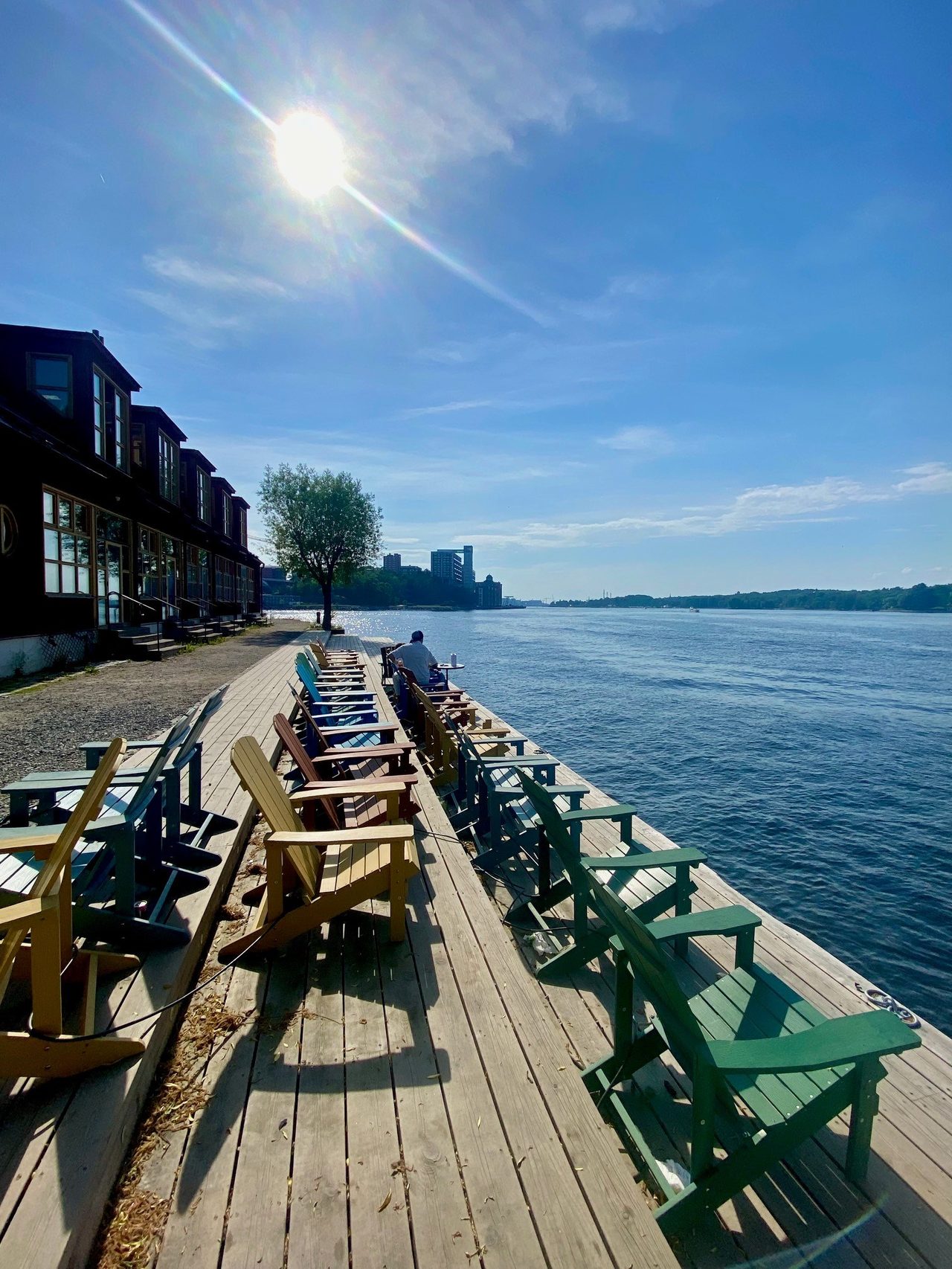 Sköna sommarhäng längst vattnet