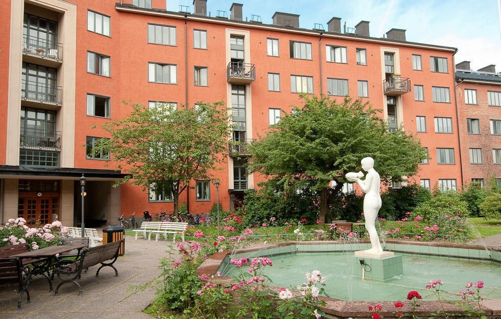 1. Sommar Vacker innergård