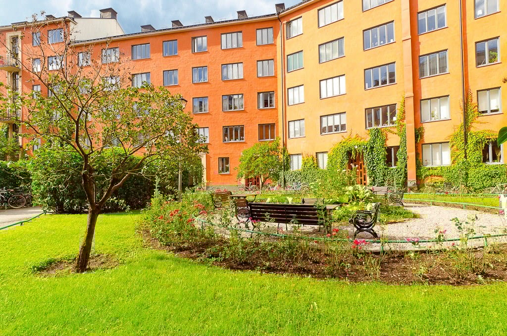 1. Sommar Innergården med lite grönska