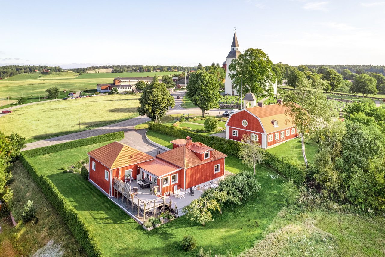 Mycket välskött fastighet med kort gångavstånd till bussar, service och skolor