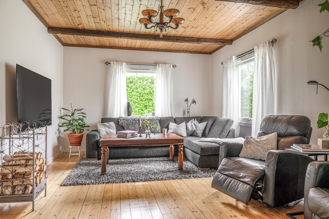 Rymligt och bra vardagsrum med vackra trägolv