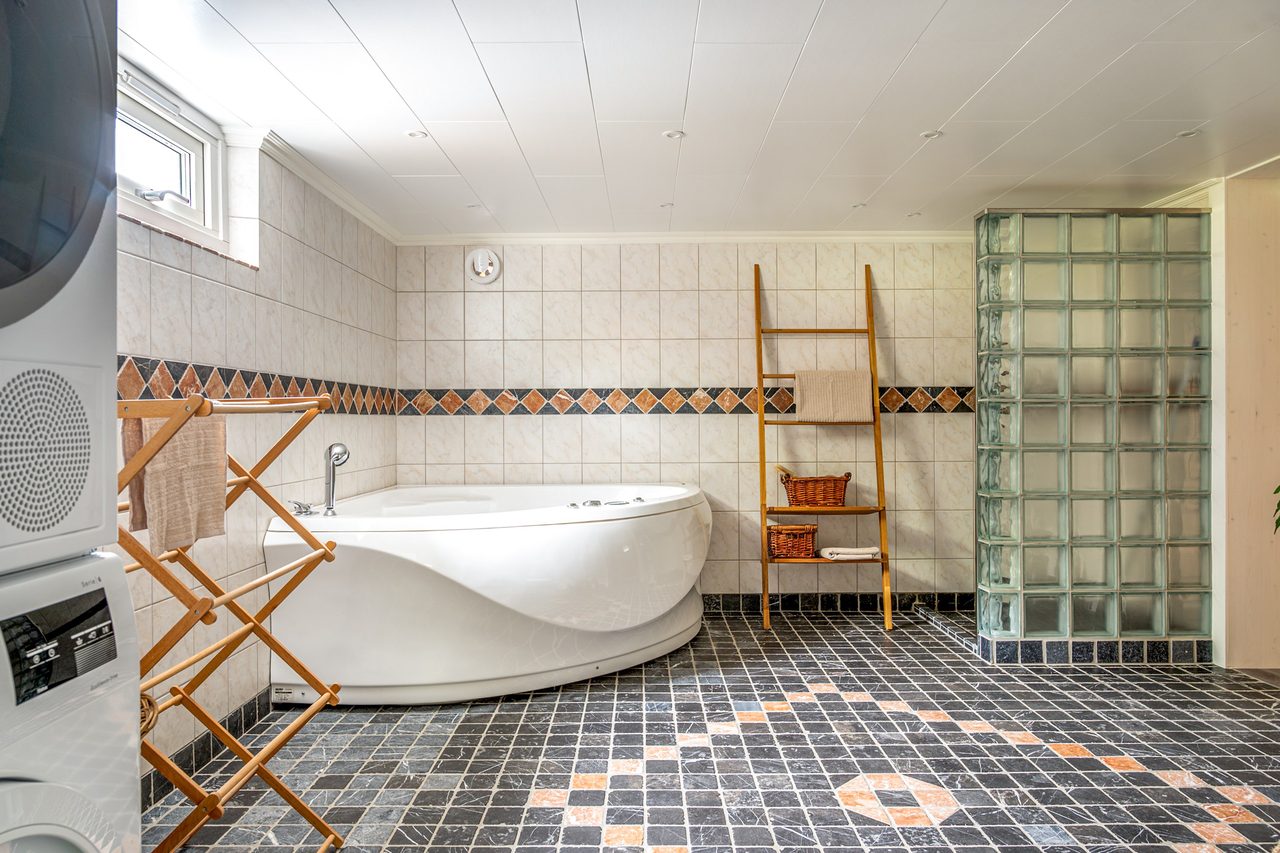 Stort badrum med både dusch och badkar