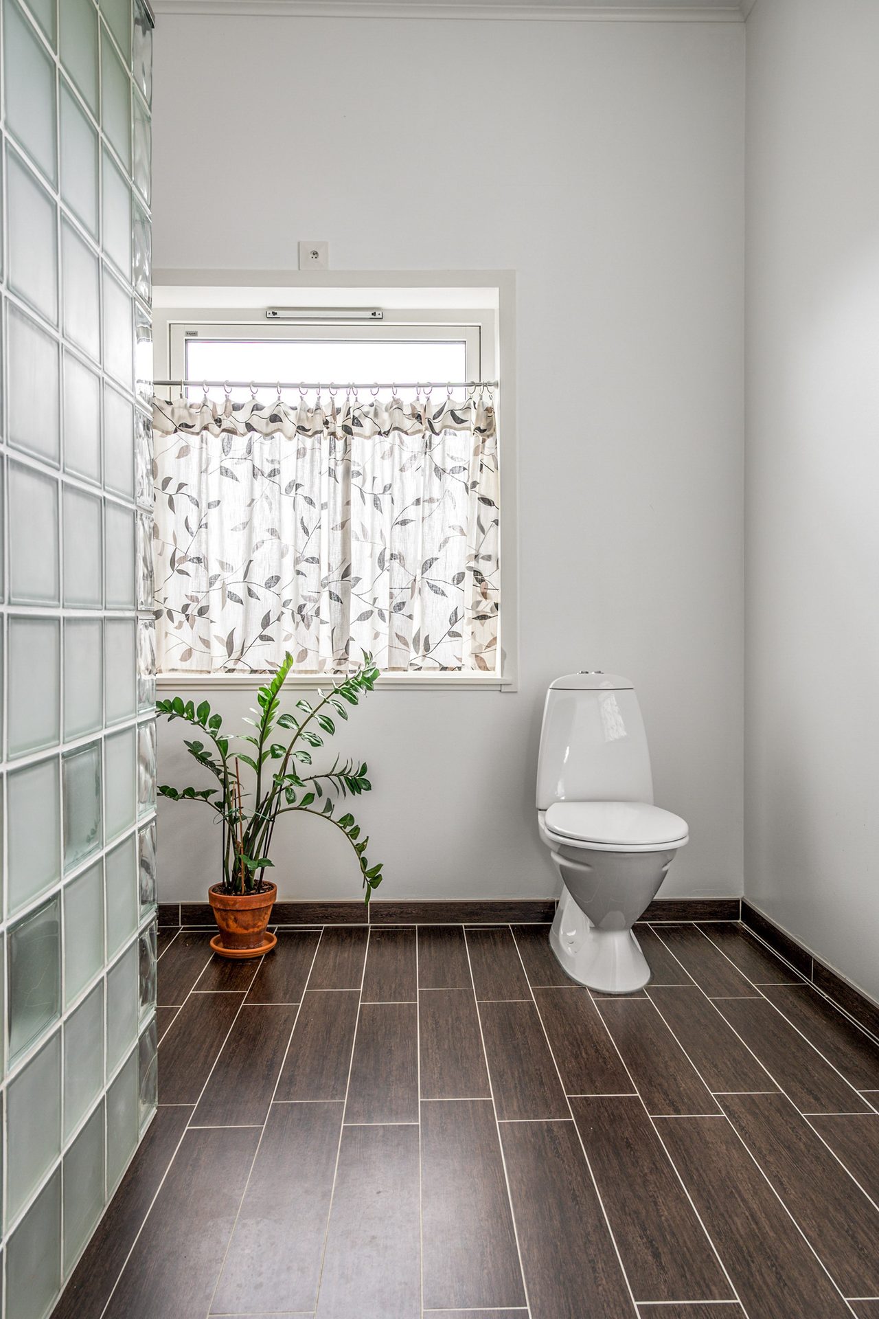 Duschrum med högt i tak på entréplan