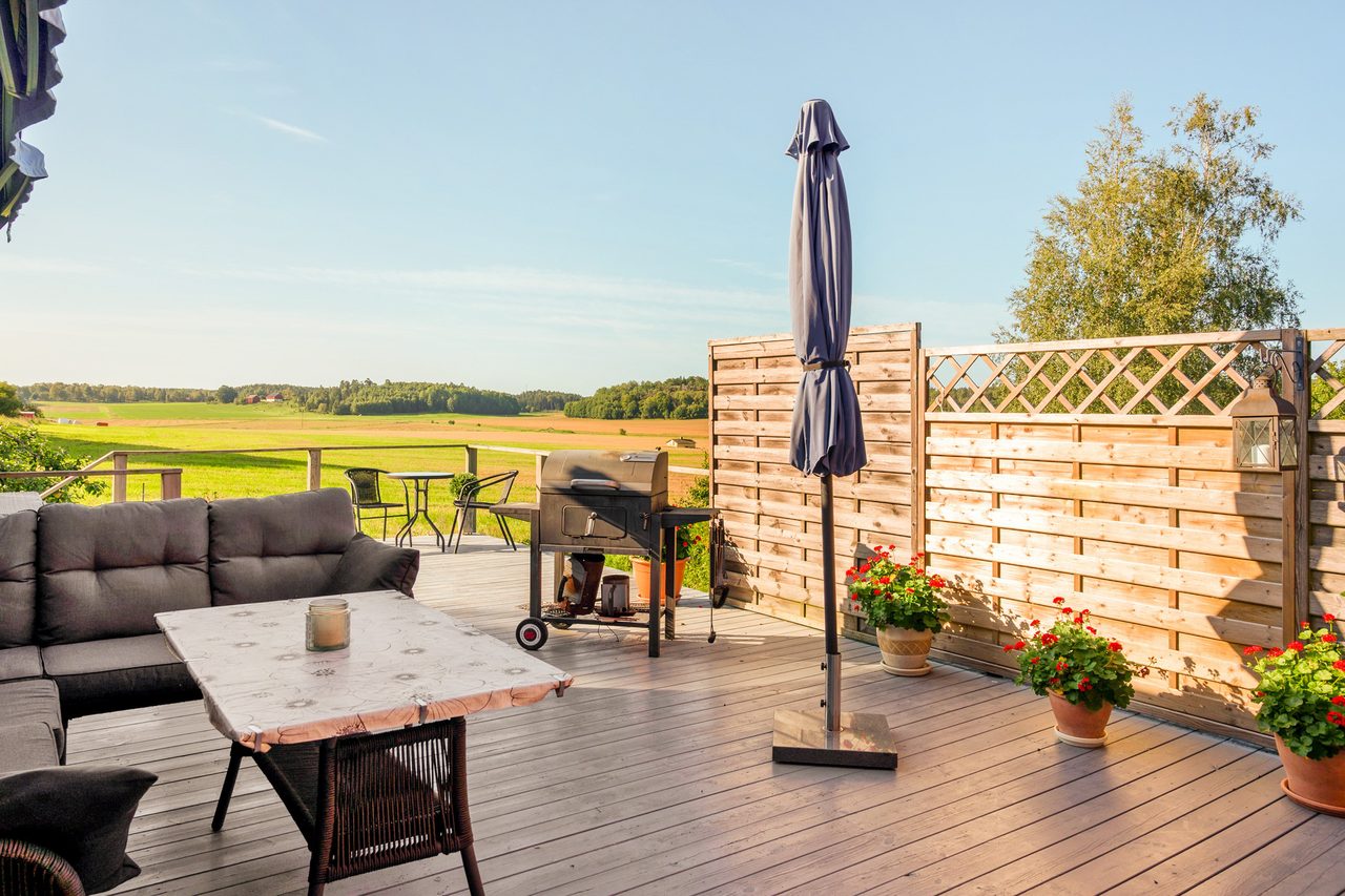 På den stora altanen kan solen avnjutas ostört hela dagen med vackra fri vyer över åkermark