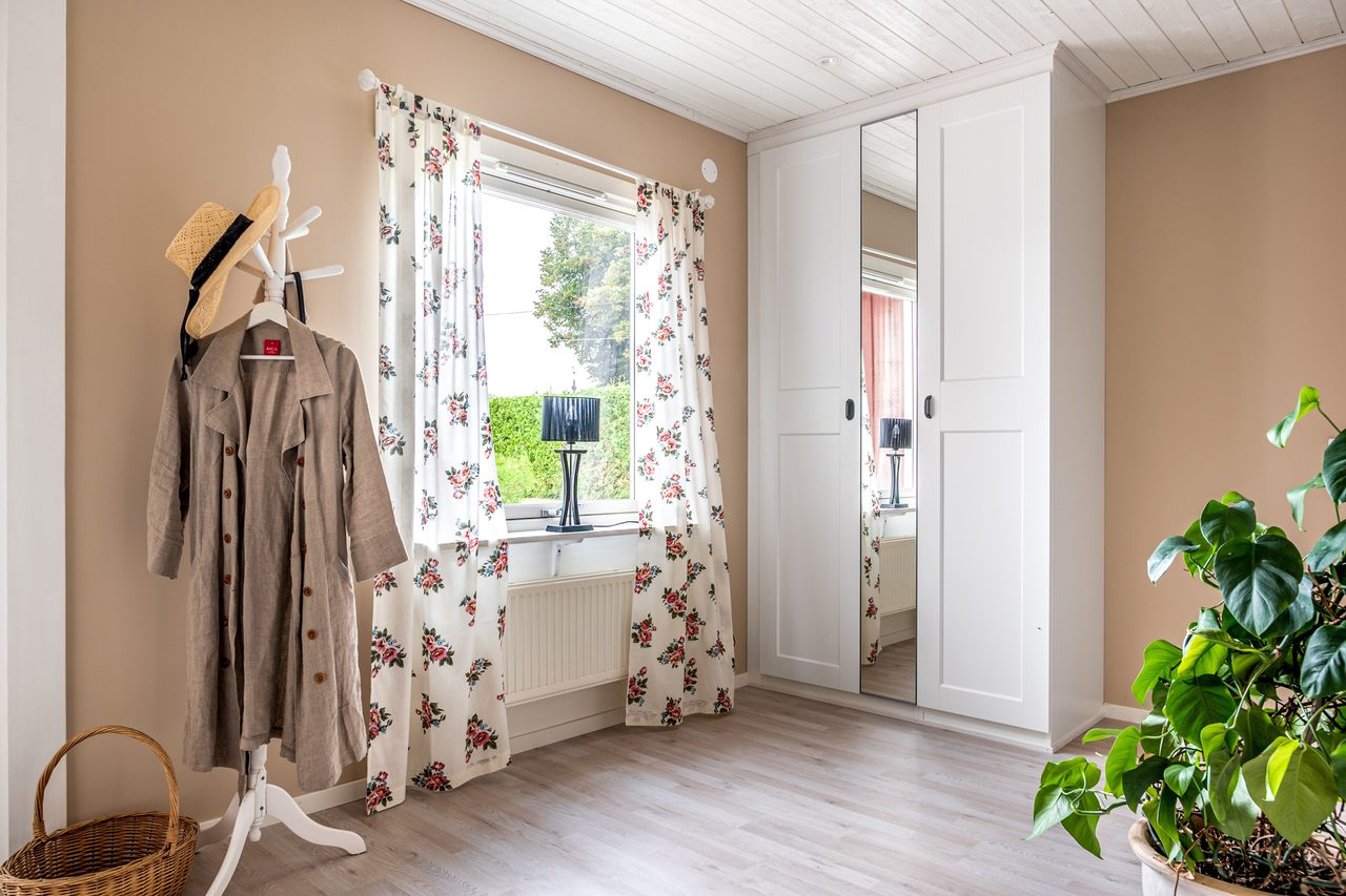 Inre del av hallen med förvaring i garderober