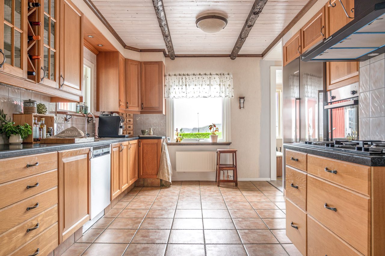 Stort lantligt kök där matlagningen blir till en fröjd