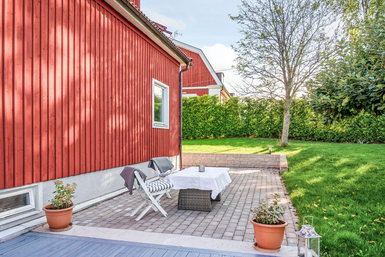 Flera fina uteplatser att följa solen på från morgon till kväll