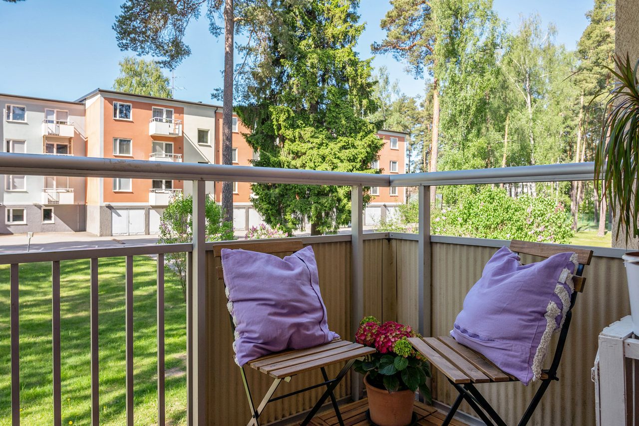 Härlig balkong med mysig utsikt