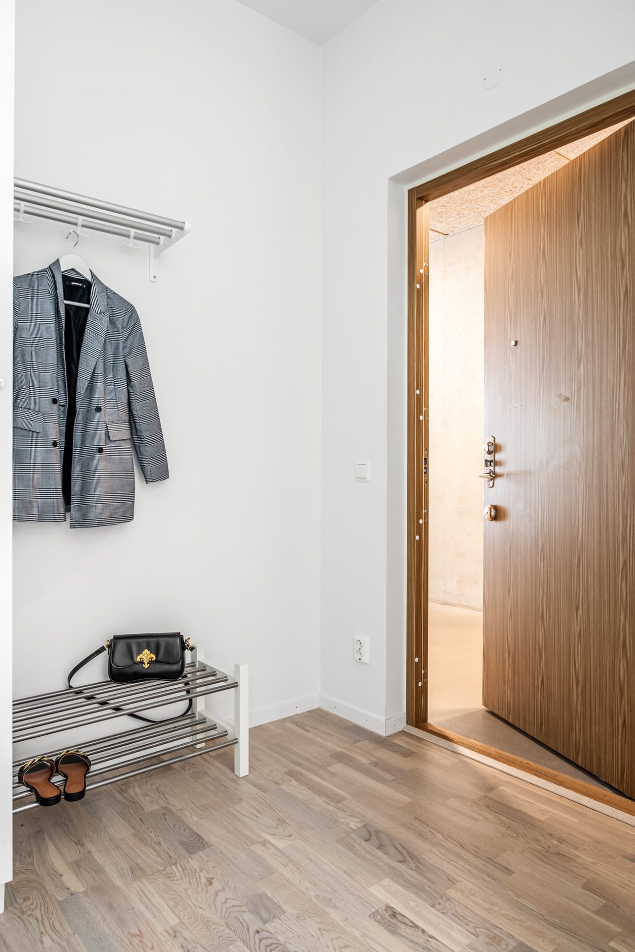 Hall med bra förvaring i stor skjutdörrsgarderob