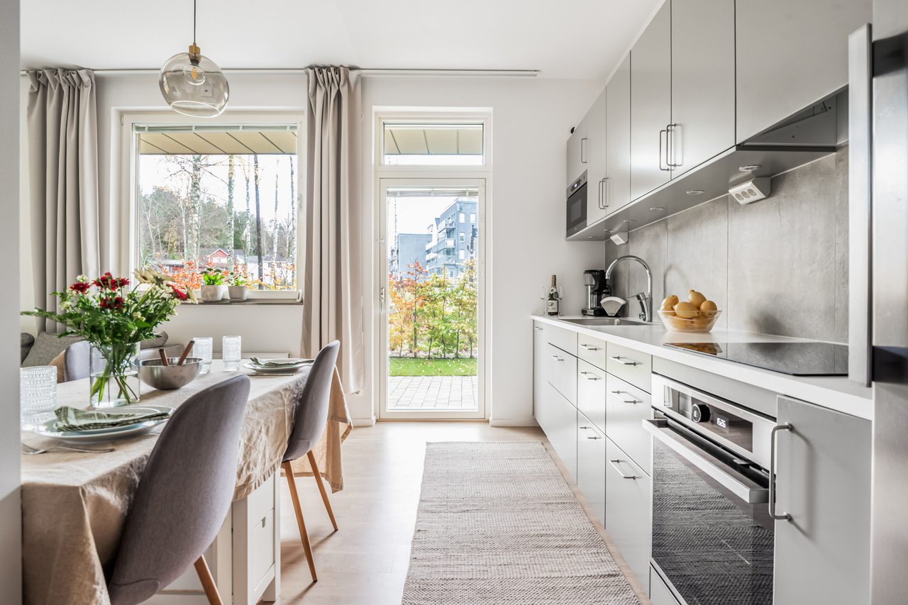 Från köket når man den underbara uteplatsen