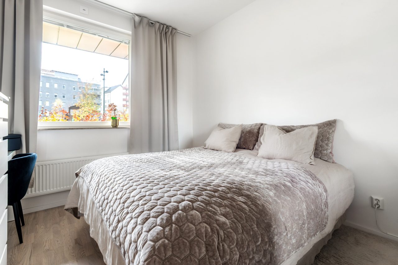 Sovrum 1 med plats för dubbelsäng, förvaring finns i stort skjutdörrsgarderob