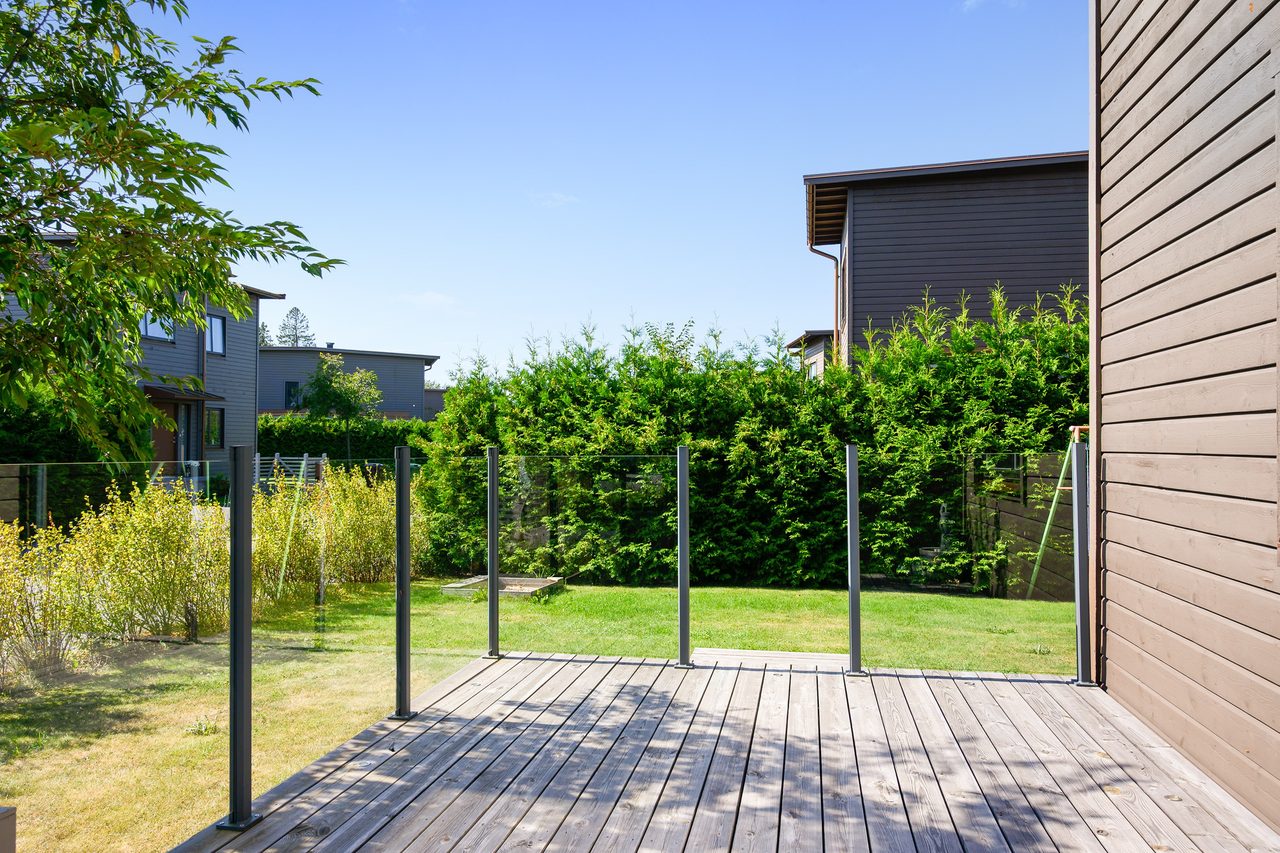 Altan på entrésidan med glasräcke