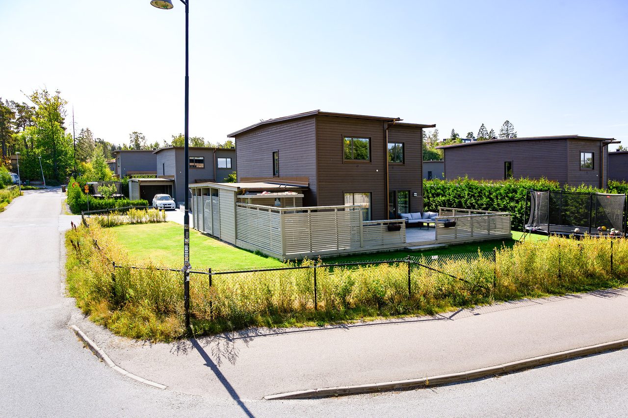 Stor och utbyggd altan som sträcker sig runt huset