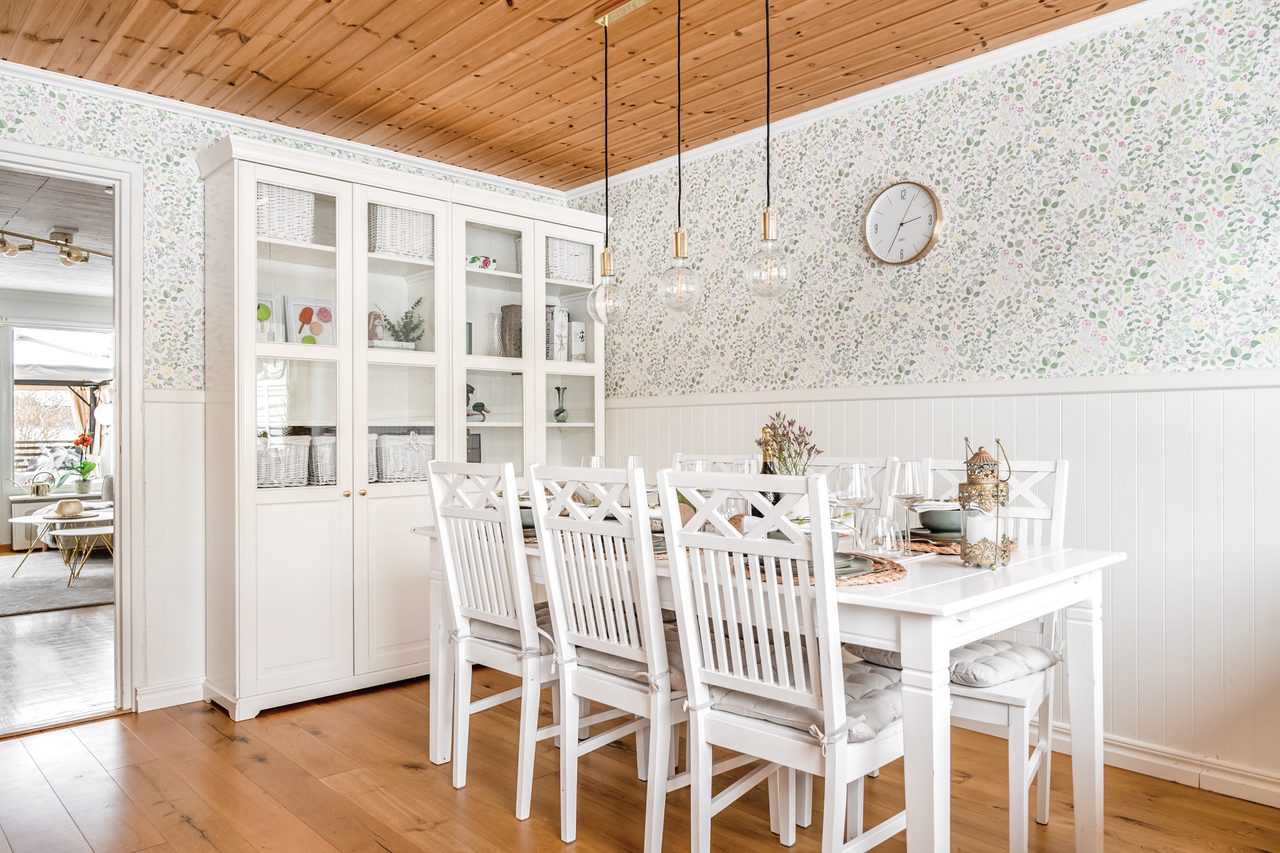 Runt middagsbordet finns gott om plats för hela familjen och middagsgäster