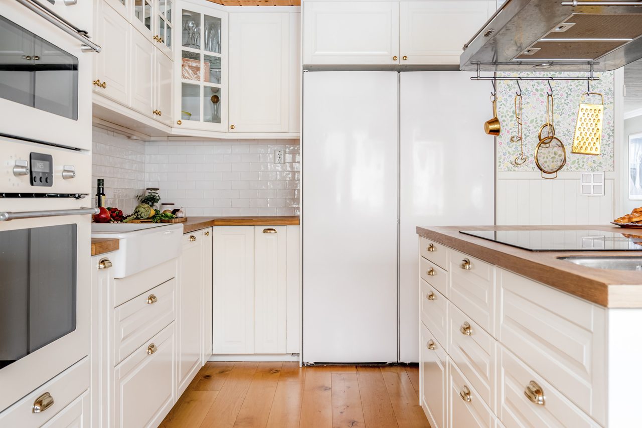 Klassisk lantlig design med praktisk köksö