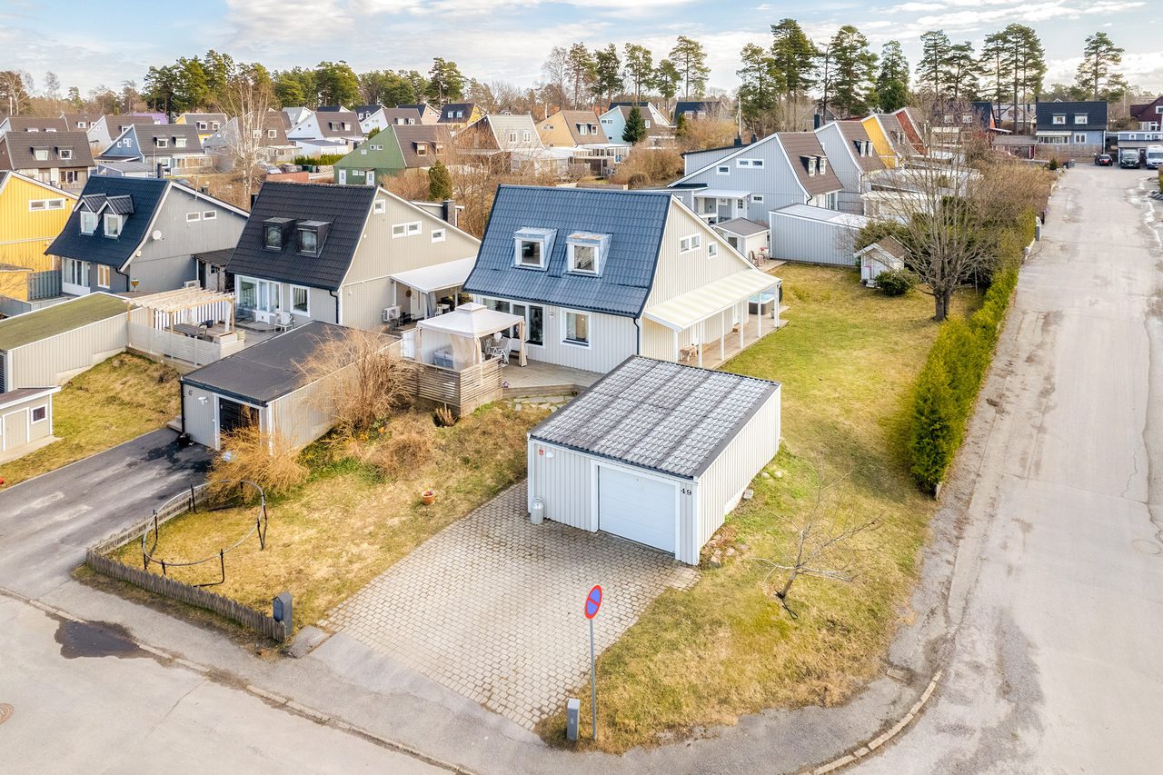 Mycket fint boende på stor hörntomt i bästa solläge