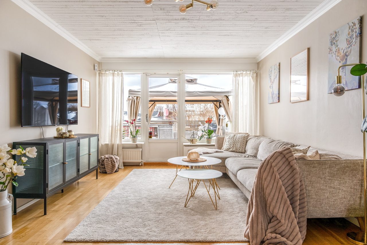 Lättmöblerade ytor i det generösa vardagsrummet med utgång till altan