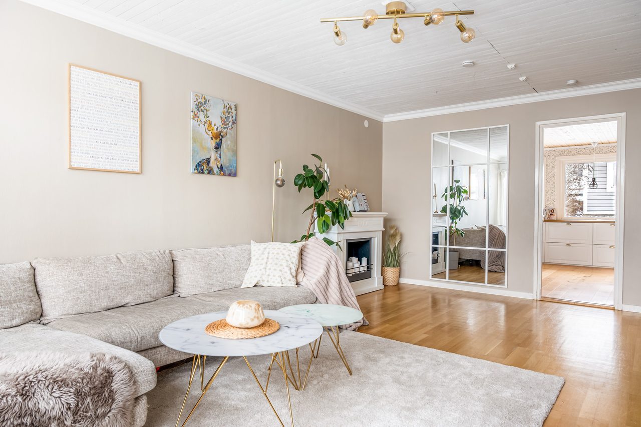 Vardagsrum med kontakt mot köket