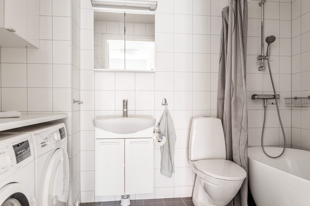 Badrum 1 med badkar och praktiskt tvättdel
