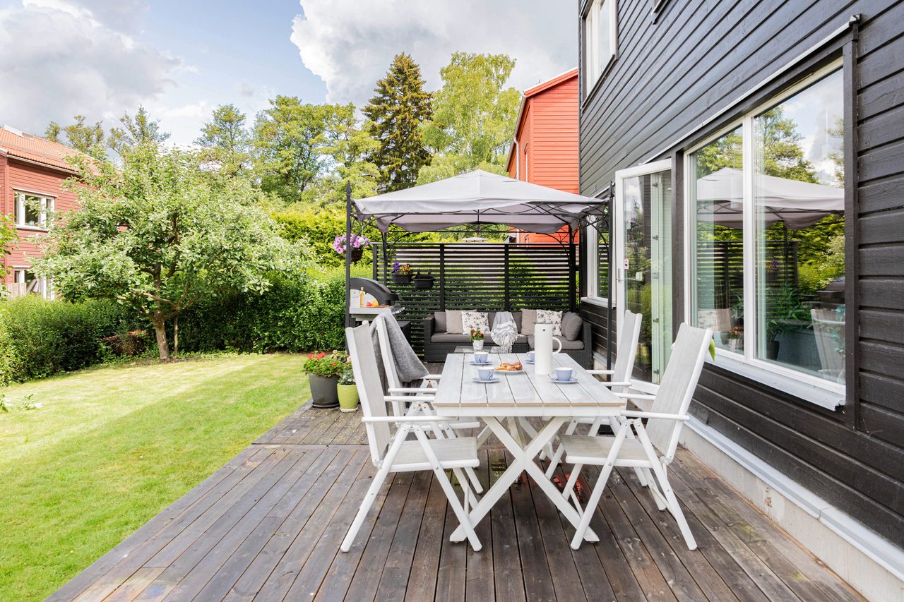 På altan ryms både matgrupp och loungegrupp