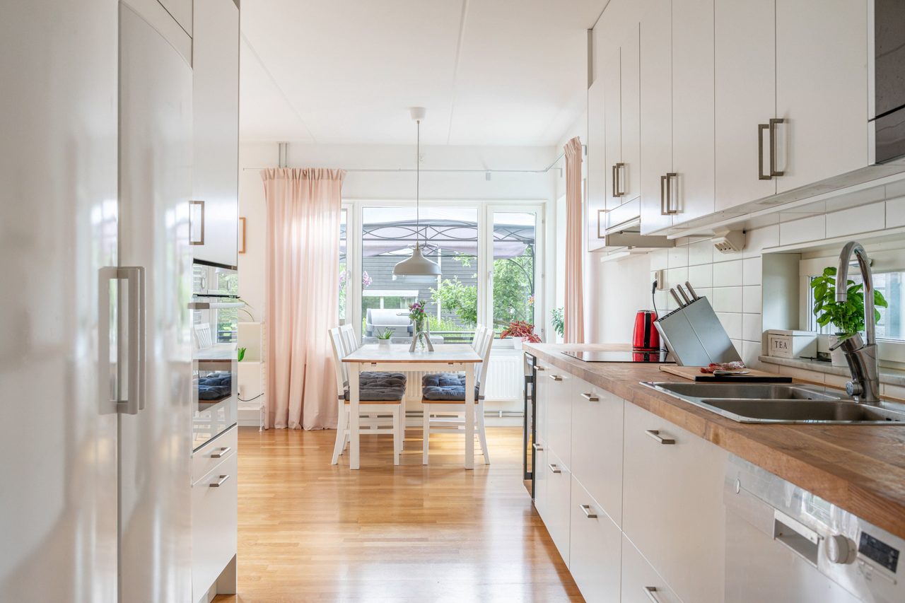 Modernt kök med full maskinell utrusning