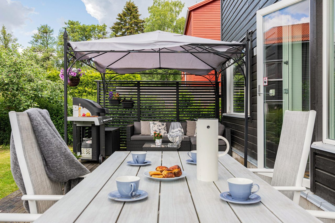 Här njuter ni av solen hela eftermiddagen och kvällen