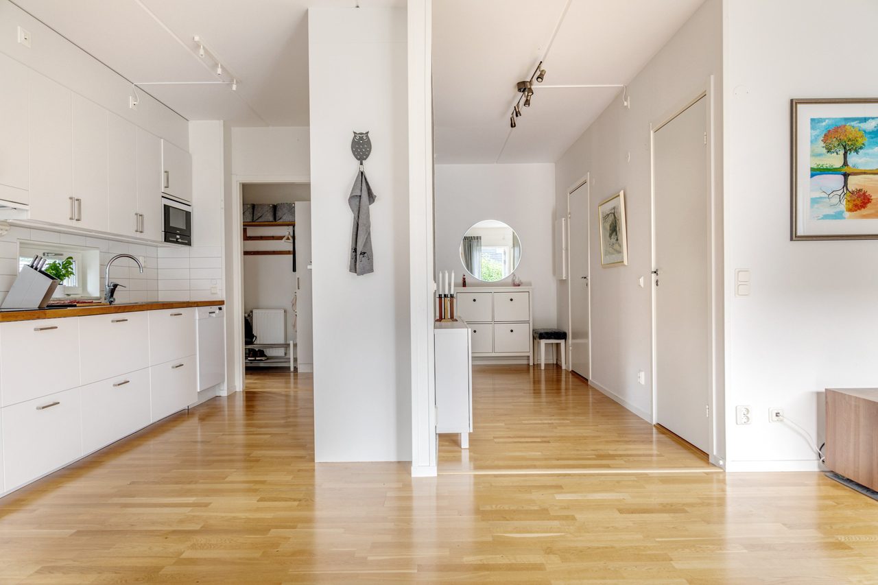 Genomgående ekparkett på golv och en takhöjd på 2,6 m