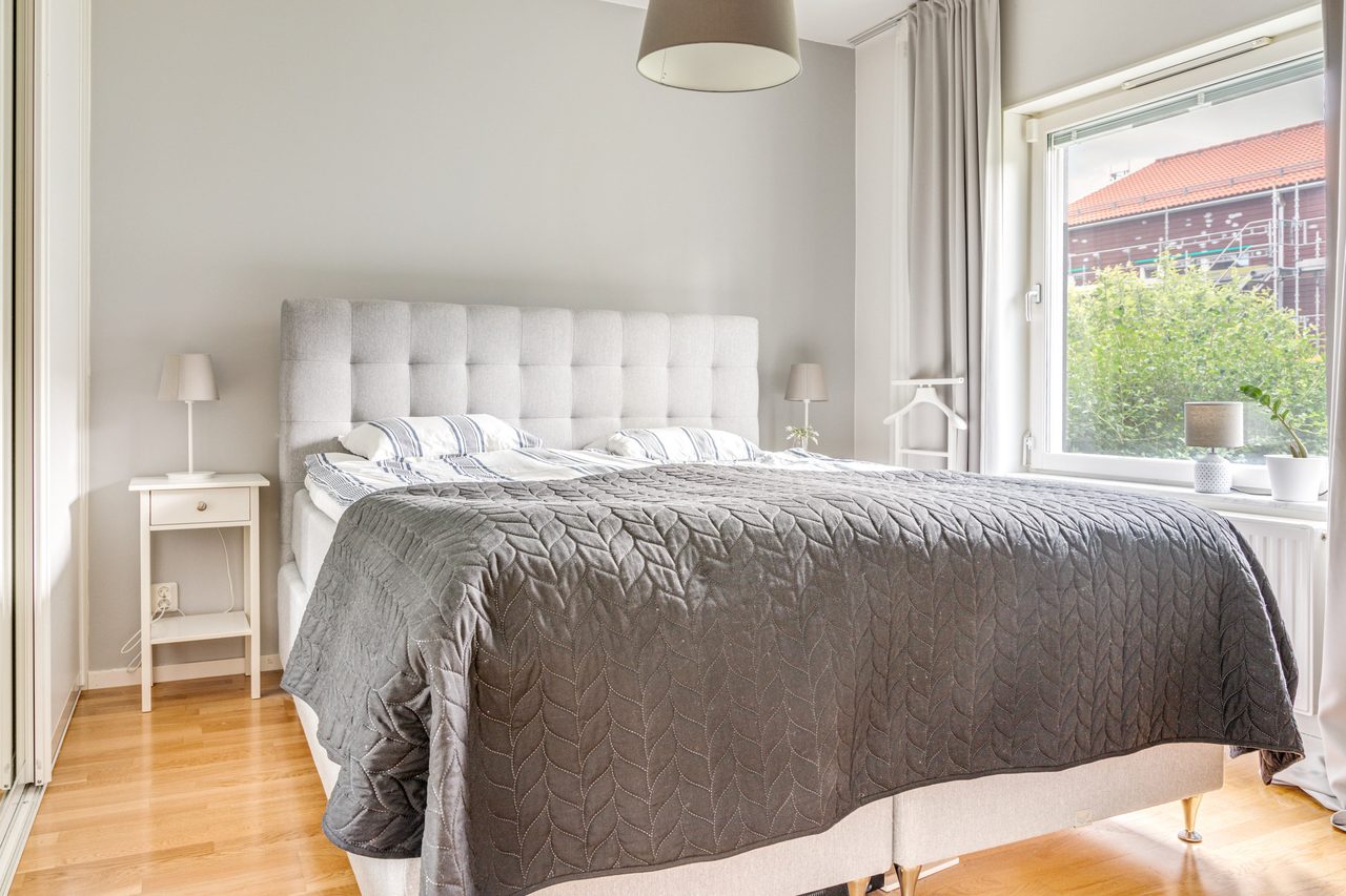 Sovrum 1 med stor skjutdörrsgarderob