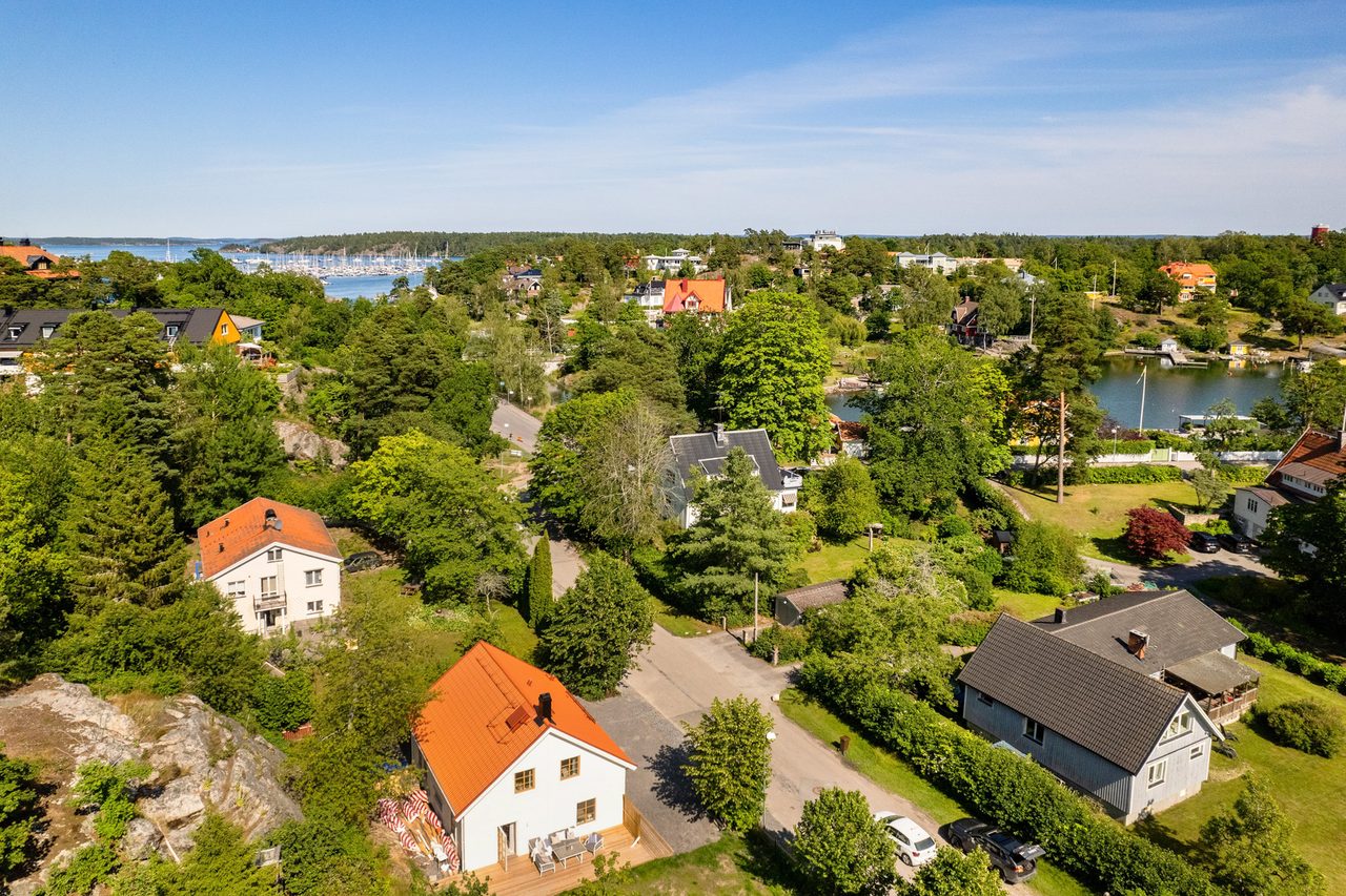 På lugn och trevlig gata med närhet till vatten