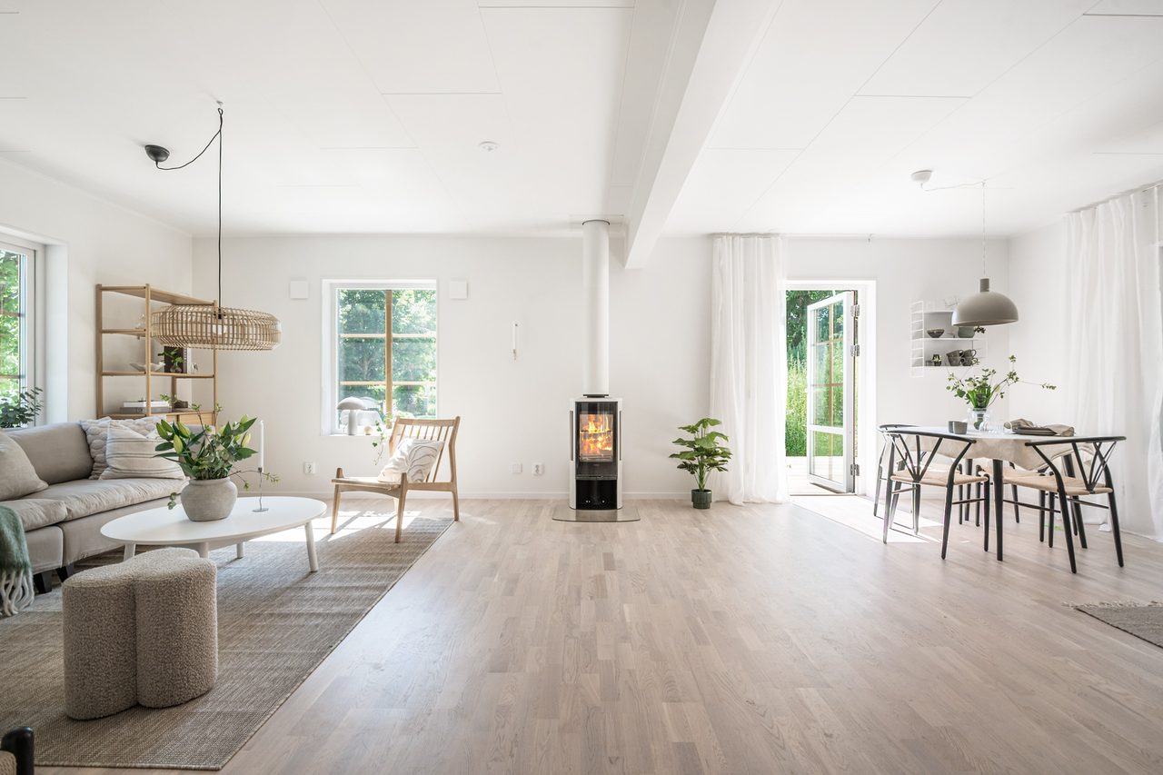 Vackra ljuslaserade parkettgolv och en stilren braskamin