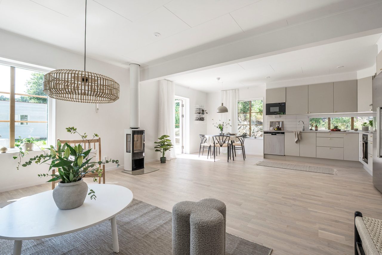 Stor sociala ytor med öppen planlösning och vackert ljusinsläpp