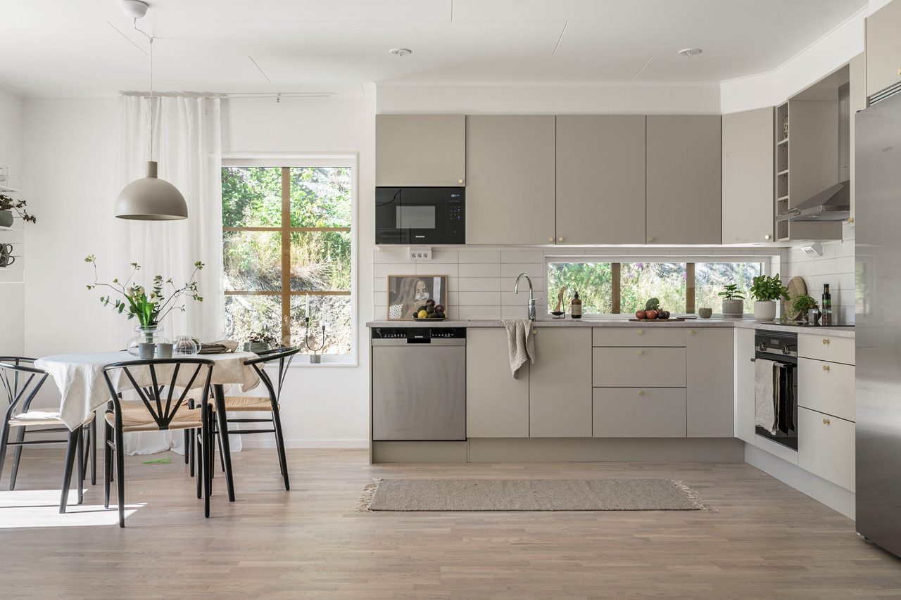 L-format kök i beige/grå nyans med rostfria vitvaror