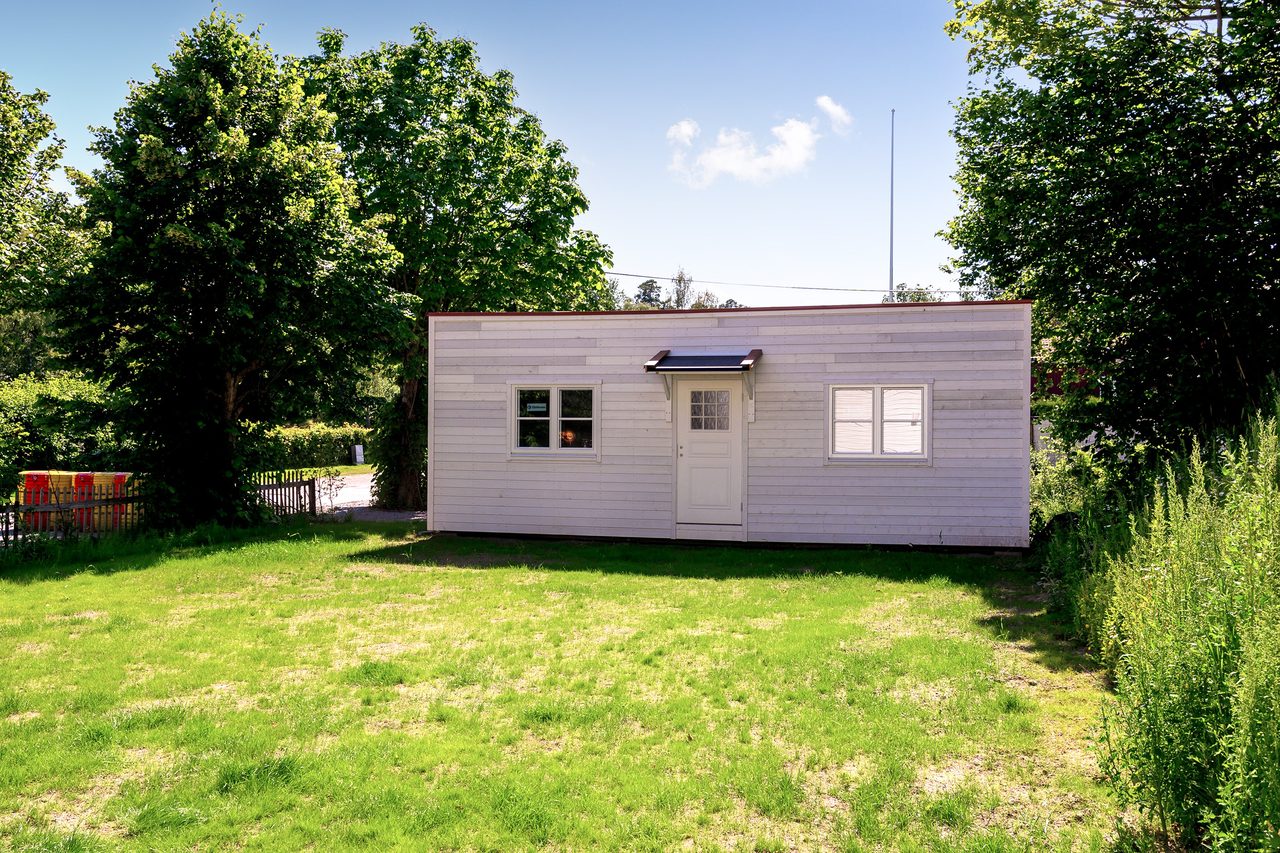 Stort förråd som kan inredas till ett gästhus, hemmakontor eller gym