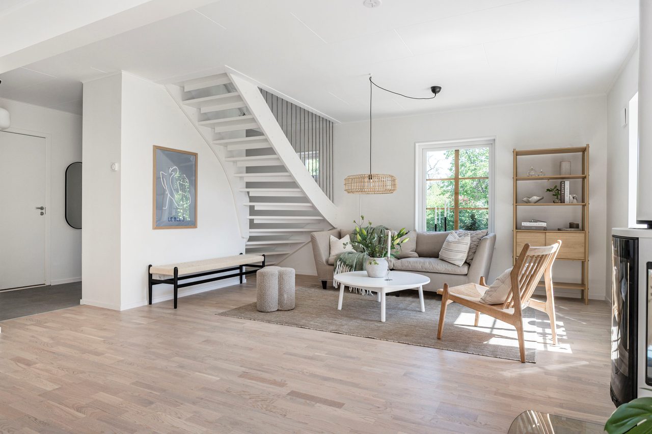 Vardagsrumsdel med blick mot hallen