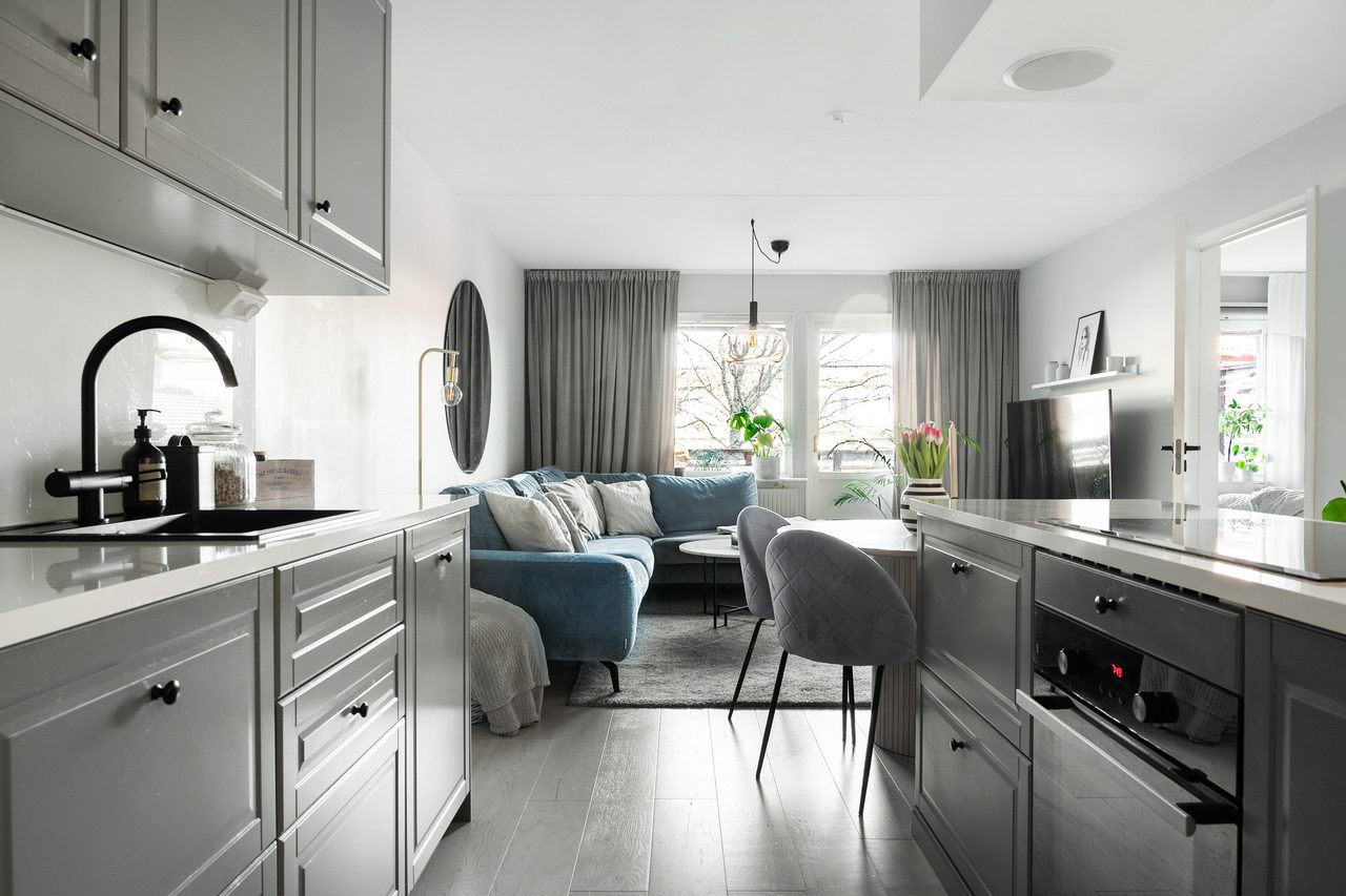 Generösa fönsterpartier som släpper in bra med ljus