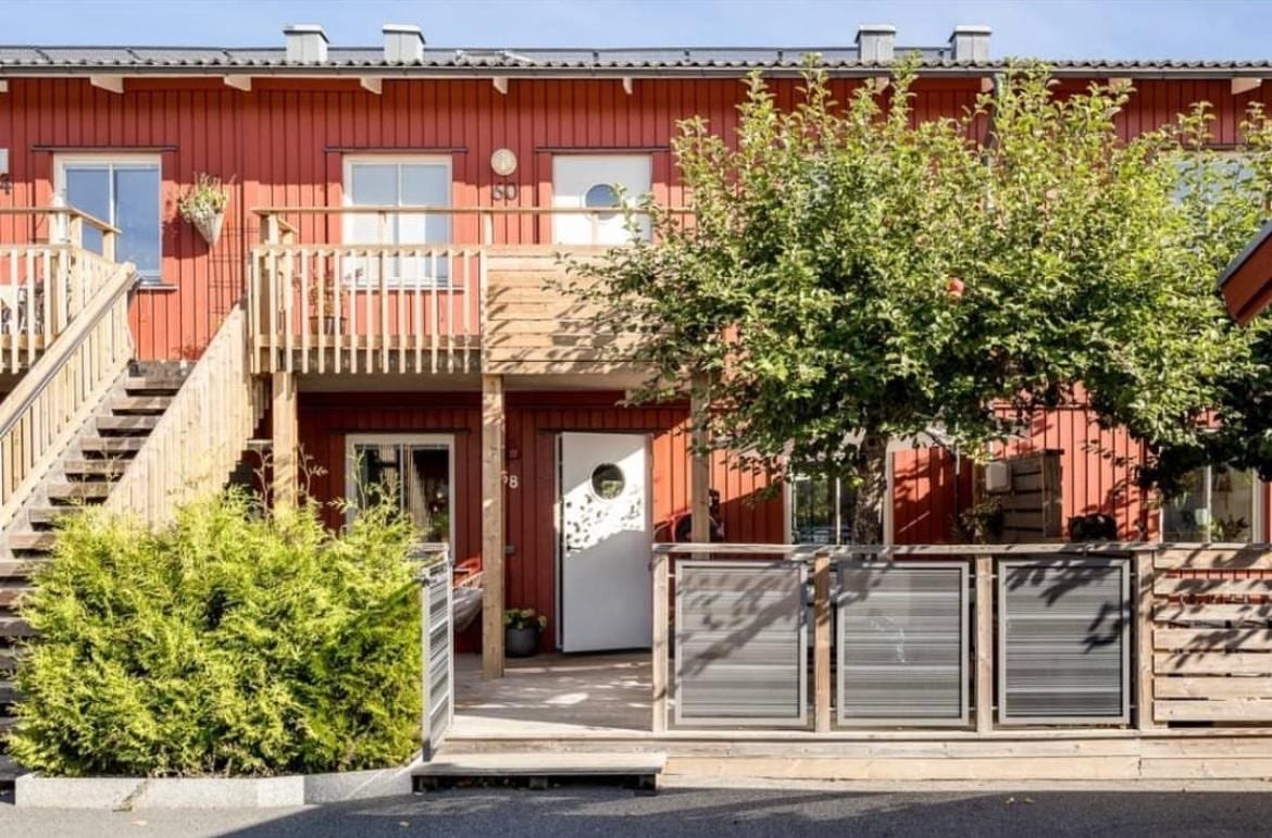 Två stora och härliga uteplatser med sol från morgon till kväll