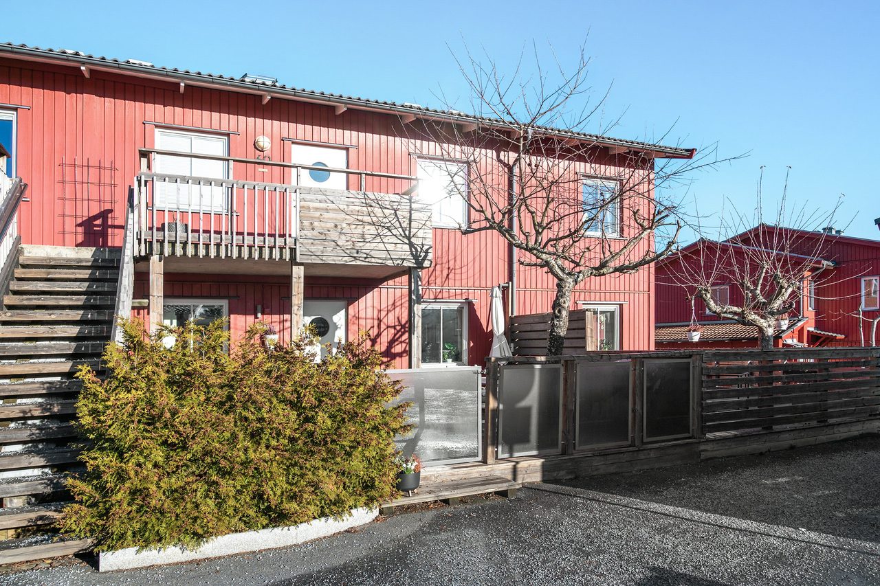 Mycket fin fyra i markplan med radhuskänsla