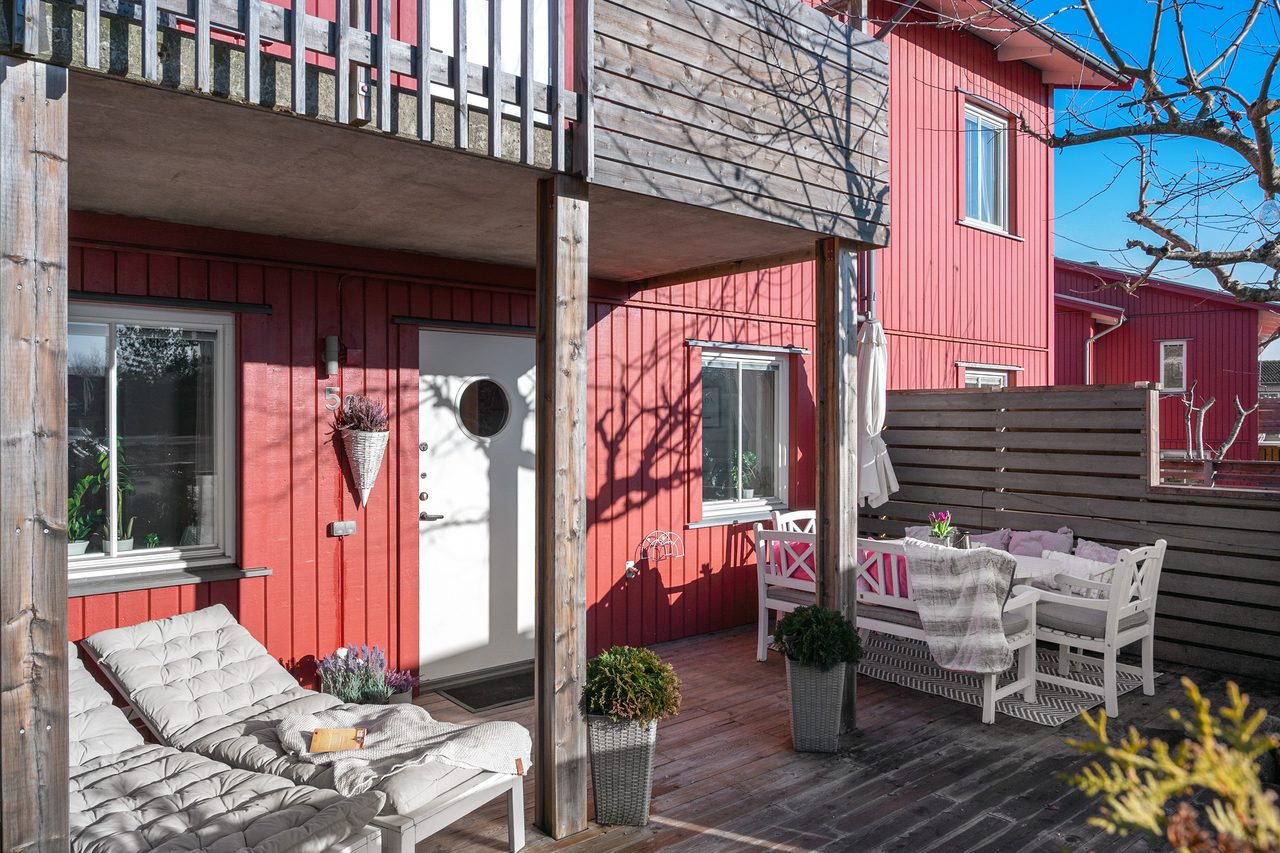 Ljuvlig altan på entrésidan som badar i sol hela dagen och kvällen