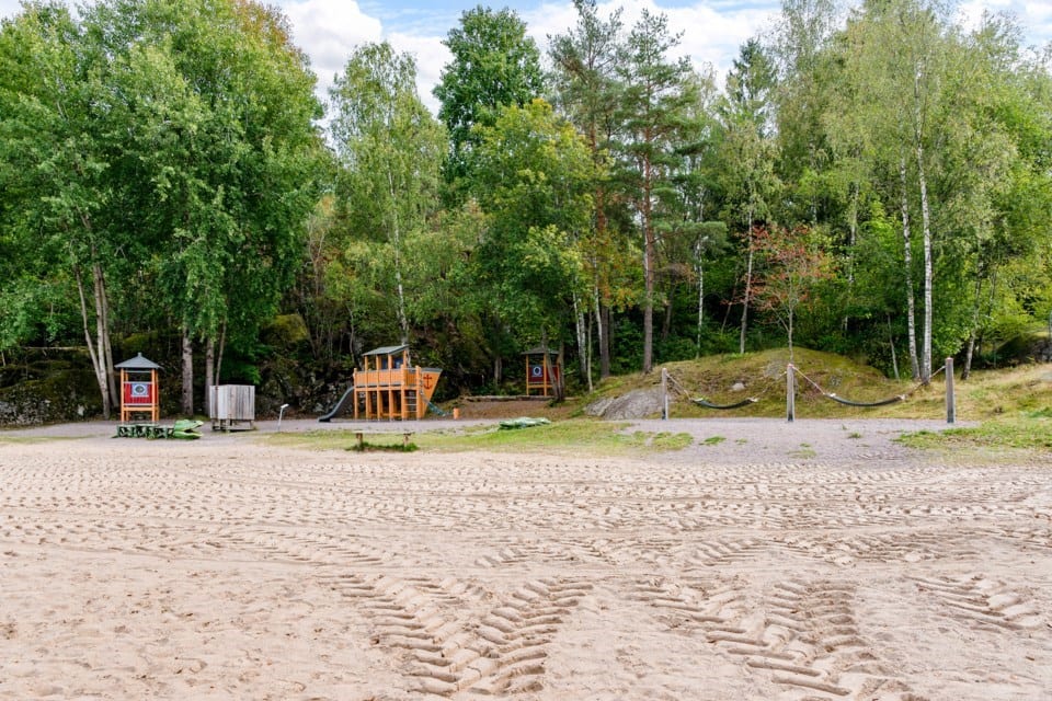 Krokodilbadet med en stor strand och lekplats