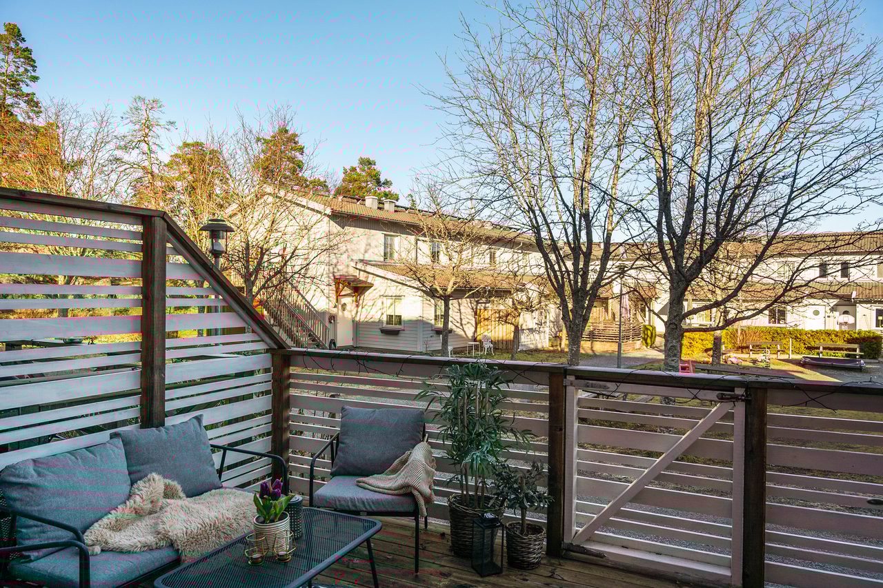 Stor altan på bostadens baksida med utsikt mot innergården